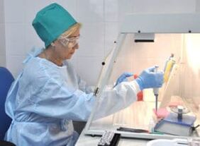 Realización dunha proba de feces para ovos de helmintos